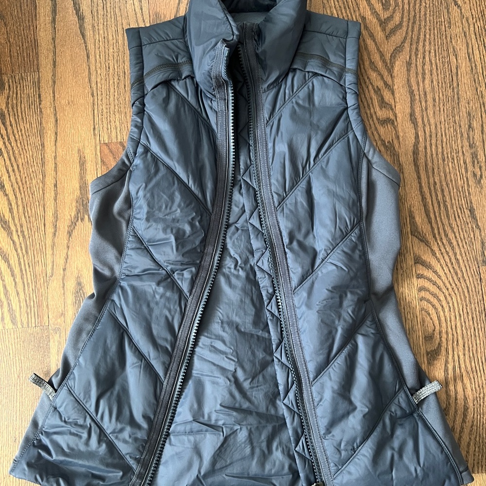 Atheleta Women’s Quilted Lightweight Puffer Vest - Charcoal Gray Blue